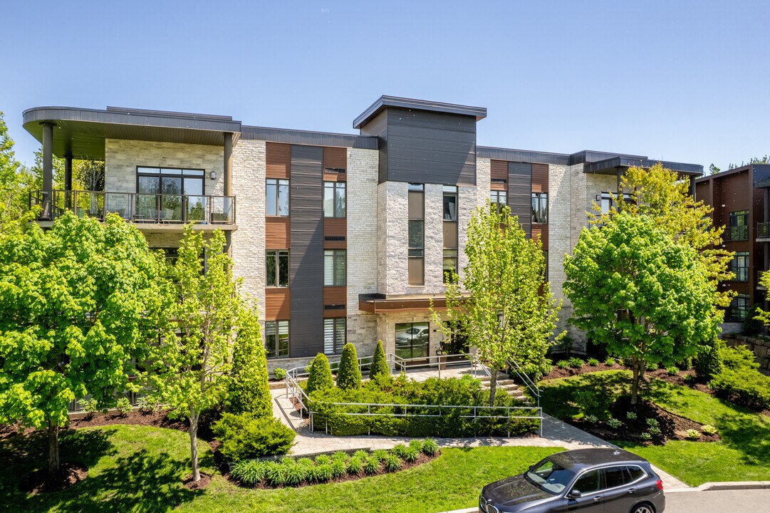8 Du Nivolet Rue in Blainville, QC - Building Photo