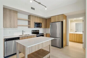 555 NE 8th St, Unit 523 in Fort Lauderdale, FL - Building Photo - Building Photo