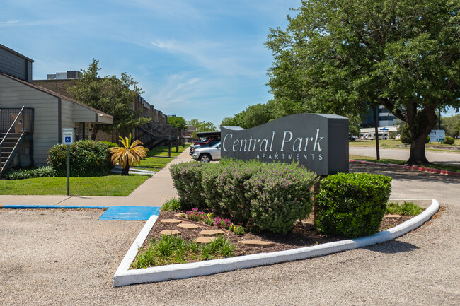 Central Park Apartments in Victoria, TX - Foto de edificio - Building Photo