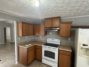 10817 Cozarts Chalet Dr in Gibsonton, FL - Building Photo - Building Photo