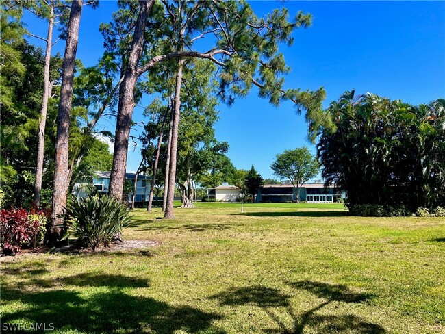 202 Peppermint Ln in Naples, FL - Foto de edificio - Building Photo