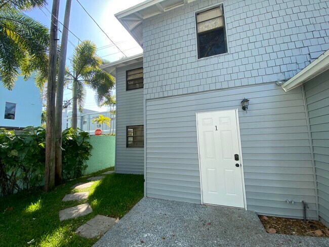 11 N Lakeside Dr-Unit -1 in Lake Worth Beach, FL - Building Photo - Building Photo
