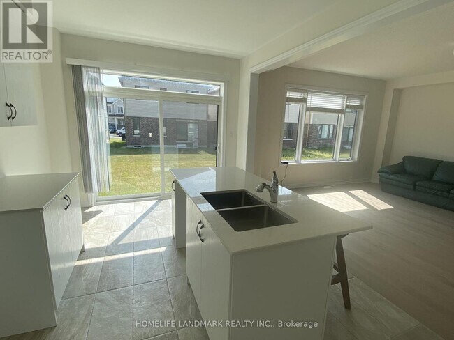 36 Rochester Dr in Barrie, ON - Building Photo - Building Photo