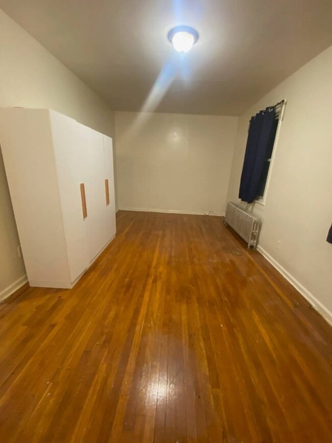 36-40-40 Crescent St in Queens, NY - Building Photo - Building Photo