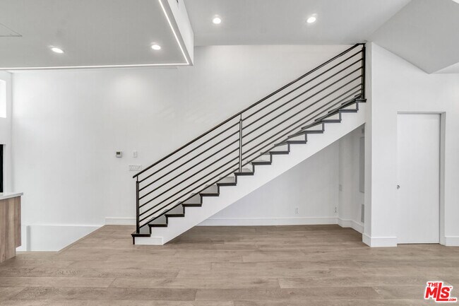 1445 1/2 N Martel Ave in Los Angeles, CA - Building Photo - Building Photo