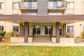 Cameo West Condominiums in Downers Grove, IL - Foto de edificio - Building Photo