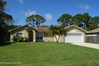 939 Lyons Cir NW in Palm Bay, FL - Building Photo - Building Photo