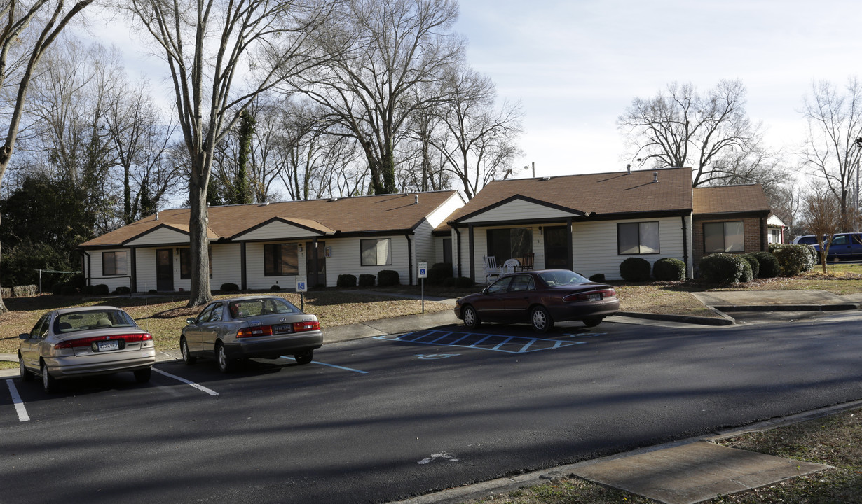 Glendale Manor Apartments in Clinton, SC - Building Photo