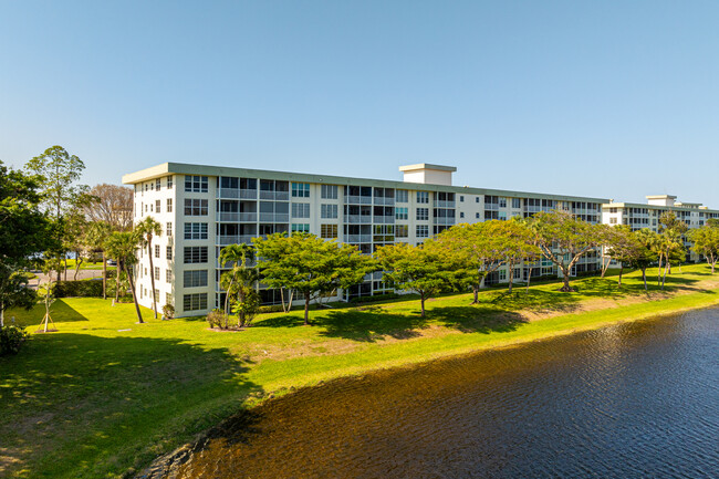 Palm-Aire in Pompano Beach, FL - Building Photo - Building Photo