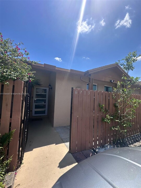 6713 NW 188th Terrace in Hialeah, FL - Foto de edificio
