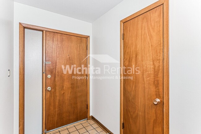 1727 N Young St in Wichita, KS - Foto de edificio - Building Photo