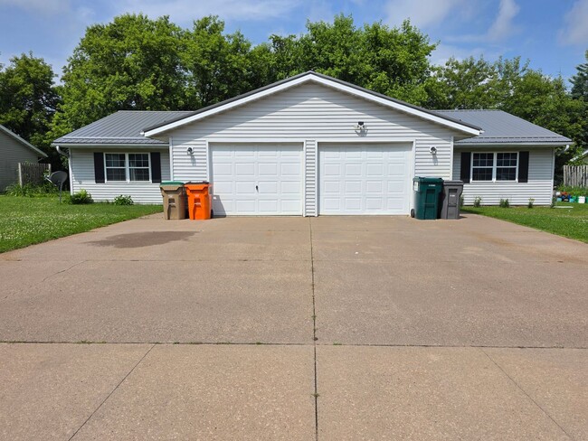 2102-2104 Mittelstadt Ln in Eau Claire, WI - Building Photo - Building Photo