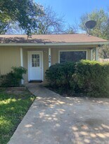 510 Pecan St in Bandera, TX - Building Photo