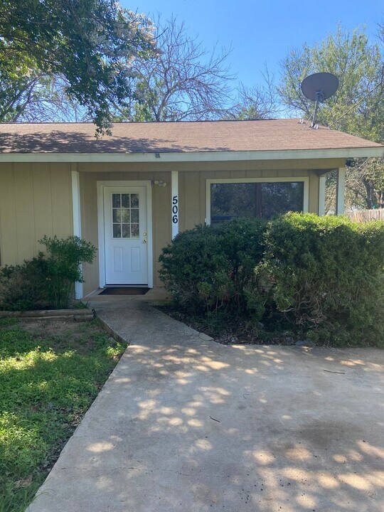 510 Pecan St in Bandera, TX - Foto de edificio