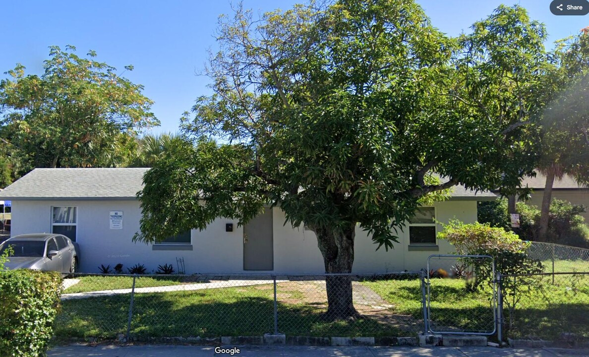 606 Douglass Ave in West Palm Beach, FL - Building Photo