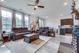 7139 Buchanan Dr in Grand Prairie, TX - Foto de edificio - Building Photo