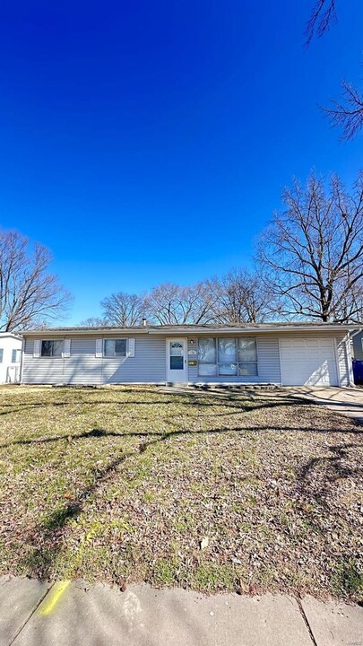 1760 Kay Dr in Florissant, MO - Foto de edificio