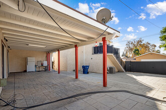 23040 Saticoy St in Canoga Park, CA - Foto de edificio - Building Photo