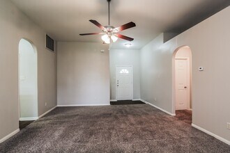 5311 Lost Cove Ln in Spring, TX - Foto de edificio - Building Photo