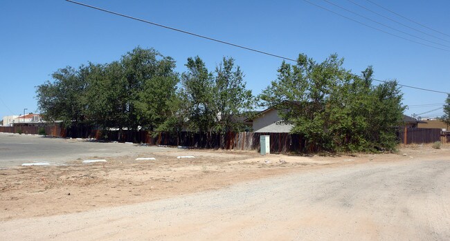 13621 Navajo Rd in Apple Valley, CA - Foto de edificio - Building Photo