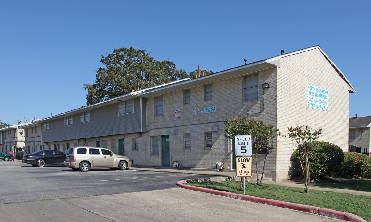 Summit at North MacGregor Arms Apartments in Houston, TX - Foto de edificio