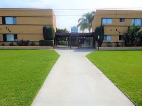 Dudley Manor in Pomona, CA - Building Photo - Interior Photo