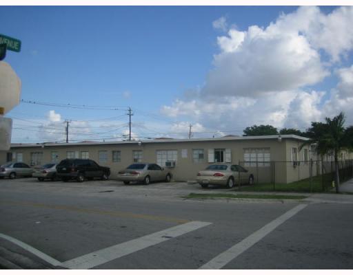 Carden in Hialeah, FL - Foto de edificio