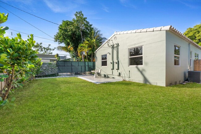 1928-1930-1930 Adams St in Hollywood, FL - Building Photo - Building Photo