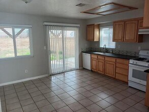 545 E Ave J 9 in Lancaster, CA - Building Photo - Building Photo