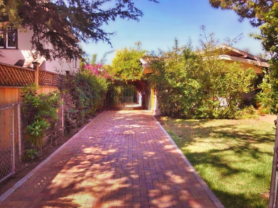 1837 N Berendo St, Unit B in Los Angeles, CA - Building Photo