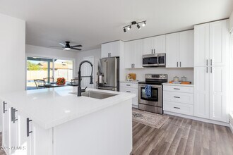 2936 W Michelle Dr in Phoenix, AZ - Building Photo - Building Photo