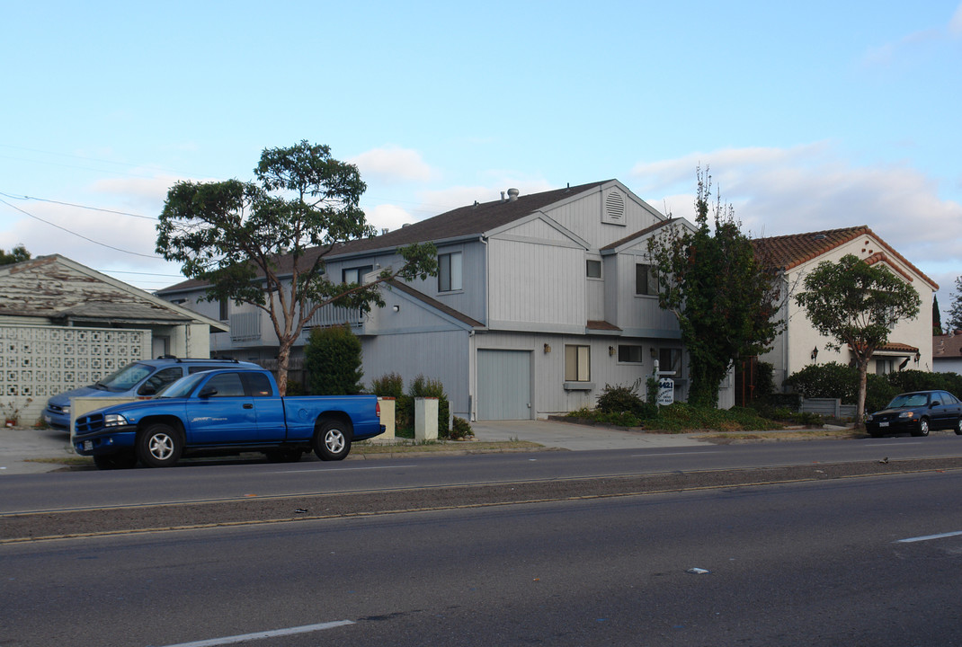 4421 Clairemont Dr in San Diego, CA - Building Photo