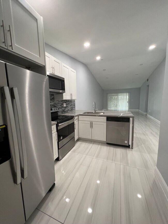 4404 Treasure Cove Dr in Fort Lauderdale, FL - Building Photo - Building Photo