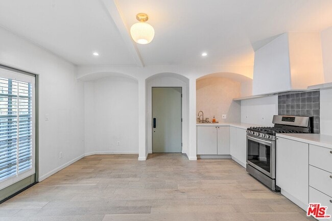 3206 Larissa Dr in Los Angeles, CA - Building Photo - Building Photo