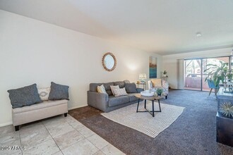 12212 N Paradise Vlg Pkwy S in Phoenix, AZ - Foto de edificio - Building Photo