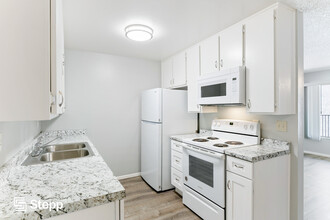 421 E 9th St in Long Beach, CA - Building Photo - Interior Photo