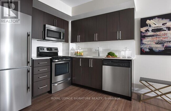 305 Roehampton Ave in Toronto, ON - Building Photo - Building Photo