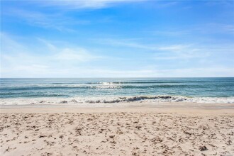 210 Dune Rd in Southampton, NY - Building Photo - Building Photo