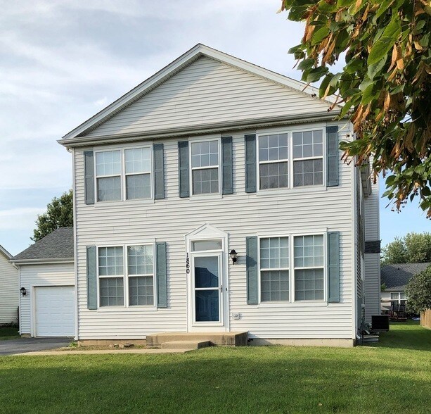 1860 Fescue Dr in Aurora, IL - Foto de edificio