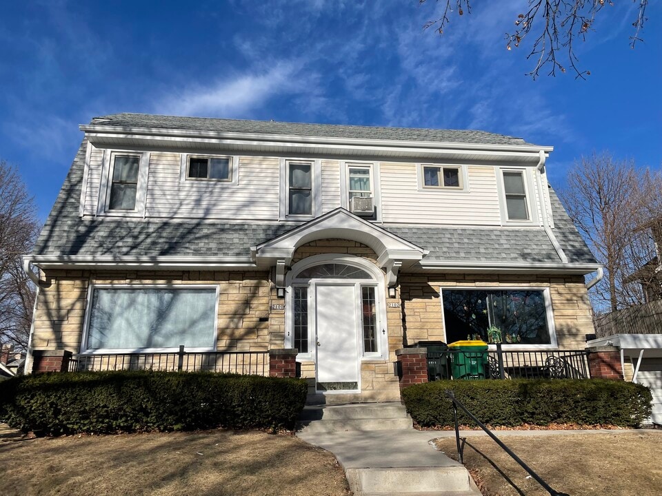 2102 E Beverly Rd in Milwaukee, WI - Building Photo