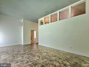 317 Adahi Rd SE in Vienna, VA - Foto de edificio - Building Photo