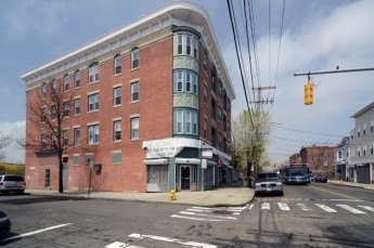 411-425 E Main St in Bridgeport, CT - Building Photo