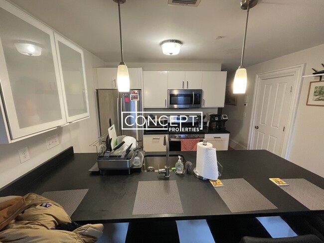 658 Massachusetts Ave, Unit 5 in Boston, MA - Foto de edificio - Building Photo