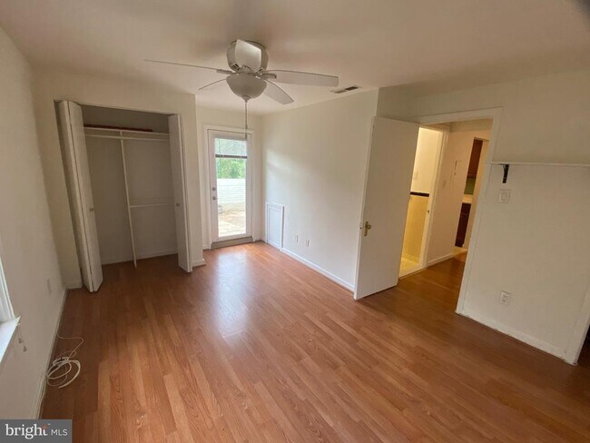 810 S Arlington Mill Dr in Arlington, VA - Building Photo - Building Photo