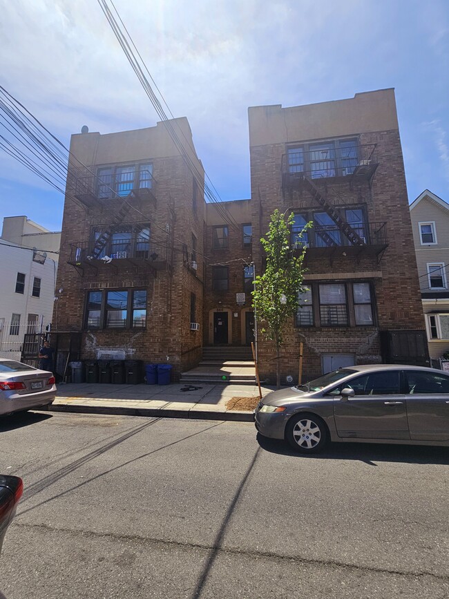 864 E 221st St in Bronx, NY - Building Photo - Building Photo