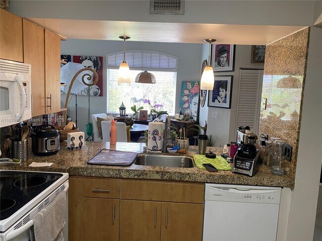 10015 NW 46th St in Doral, FL - Building Photo - Building Photo