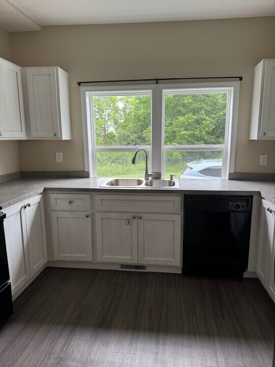 1175 Upper Lenox Ave, Unit first floor in Oneida, NY - Building Photo
