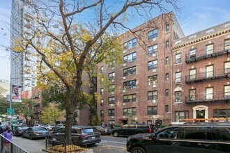 330 E 70th St in New York, NY - Building Photo - Building Photo