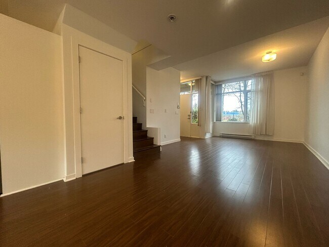4913 Dawson St in Burnaby, BC - Building Photo - Building Photo