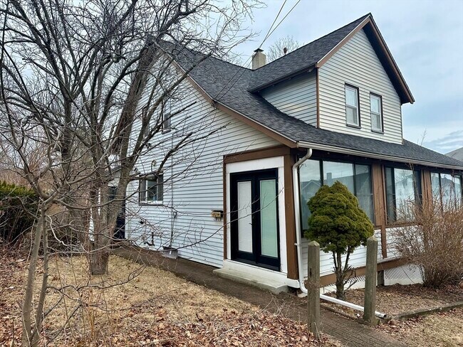 16 Lark St, Unit 1 in Quincy, MA - Foto de edificio - Building Photo